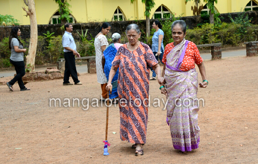 Lok Sabha polling underway in mangalore